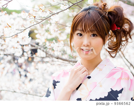 花見をする女性 花見をする女性 9366562