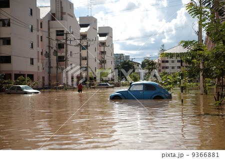 CHIANGMAI , THAILAND - SEPTEMBER 29 : Cars in water flooded stre CHIANGMAI , THAILAND - SEPTEMBER 29 : Cars in water flooded stre 9366881