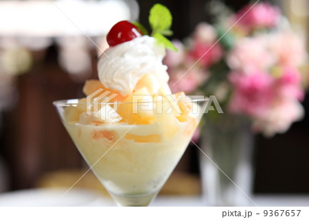 Fruit with vanilla ice cream 9367657