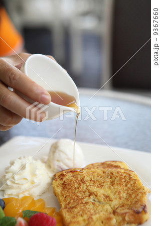 french toast with ice cream and fruit 9367660