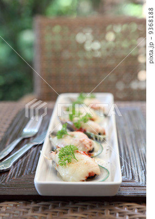 Baked mussels with cheese 9368188