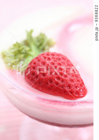 Strawberry pudding in close up Strawberry pudding in close up 9368822