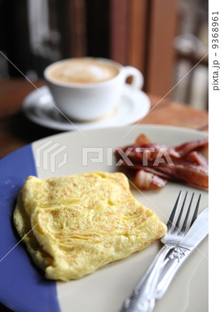 omelet and bacon with coffee on wood background omelet and bacon with coffee on wood background 9368961