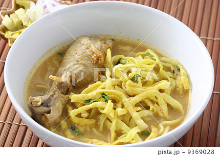 Noodle Khao soy , Thai food isolated in whit background 9369028