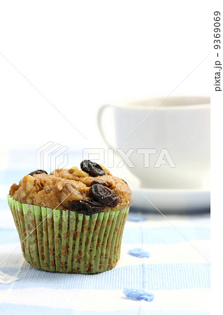 Muffin with raisins with coffee Muffin with raisins with coffee 9369069