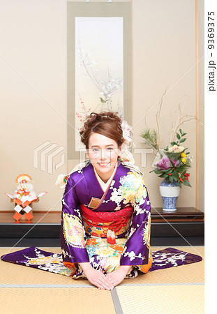 新年の挨拶をする着物の女性 9369375