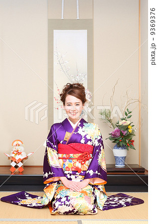 新年の挨拶をする着物の女性 新年の挨拶をする着物の女性 9369376