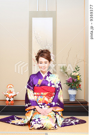 新年の挨拶をする着物の女性 新年の挨拶をする着物の女性 9369377