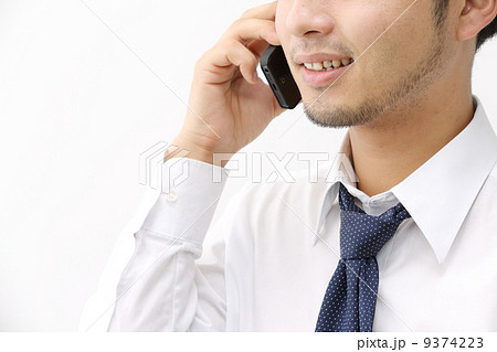 電話で話す男性 電話で話す男性 9374223