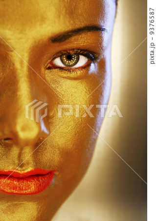 woman with a gold painted face 9376587