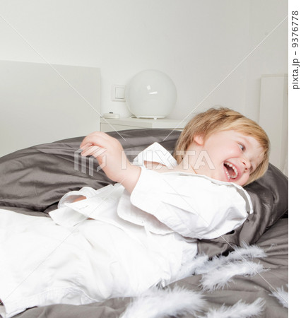 mother son bed pillow fight 9376778