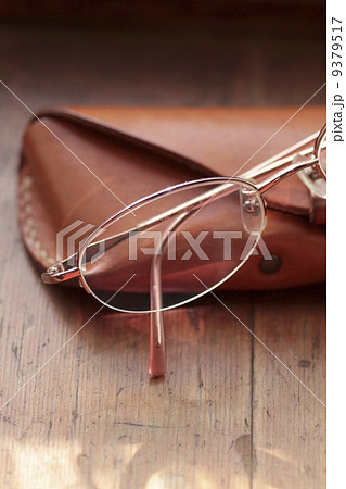 眼鏡と眼鏡ケース UVカットレンズの老眼鏡 眼鏡と眼鏡ケース UVカットレンズの老眼鏡 9379517