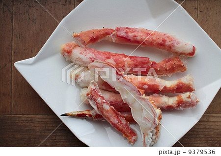 解凍中の塩茹でタラバガニの足　冷凍で直送されたカニ 9379536