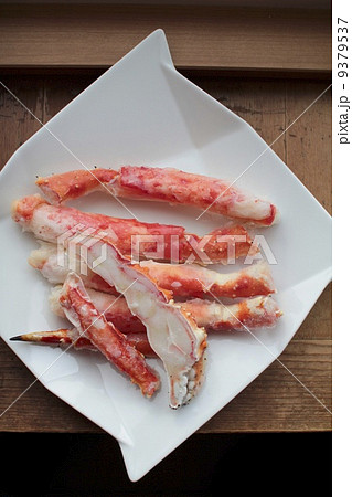 解凍中の塩茹でタラバガニの足　冷凍で直送されたカニ 9379537