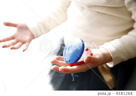 カスタネットと女の子 9381268