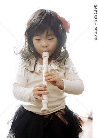 リコーダーを吹く女の子の写真素材