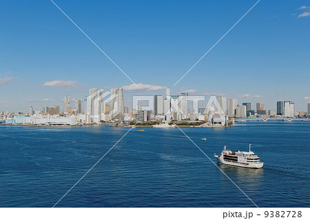 東京湾を行き来する遊覧船と東京スカイツリー 9382728