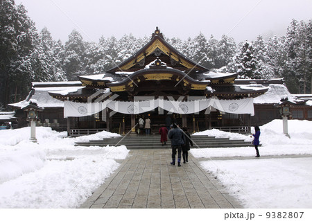 雪の弥彦神社 9382807