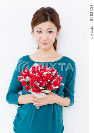 花を持つ女性 9382854