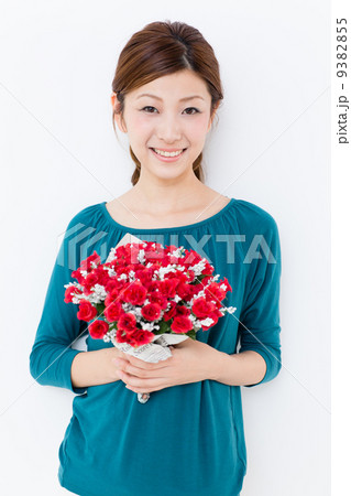 花を持つ女性 9382855