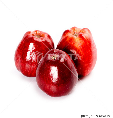 three red apples 9385819