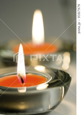 two candles 9387976