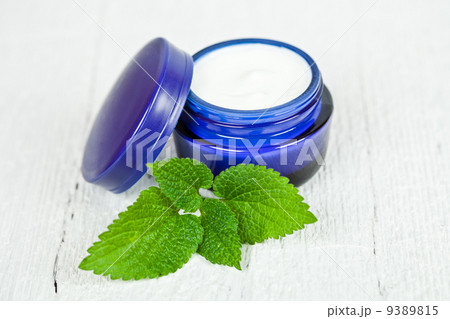 cream with green leaf 9389815