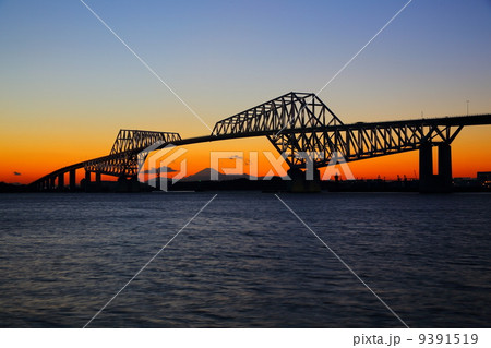 東京ゲートブリッジの夕景と富士山 9391519
