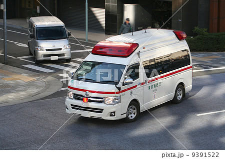 町中を走る救急車 9391522