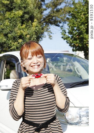 ミニカーと女性 9391530