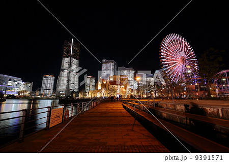 横浜みなとみらい21　オフィス全館点灯 9391571