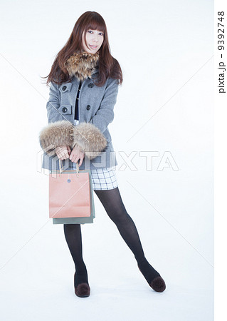 紙袋を持つ女性 9392748