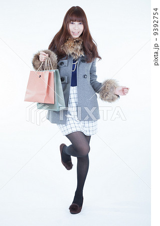 紙袋を持つ女性 9392754