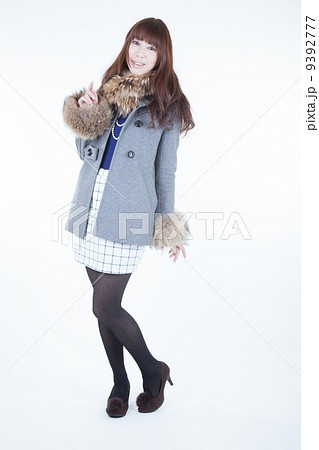 コート姿の女性 9392777