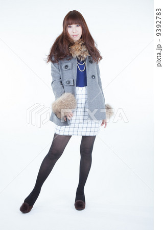 コート姿の女性 9392783
