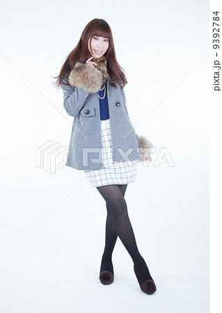 コート姿の女性 9392784