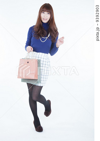 紙袋を持つ女性 9392903