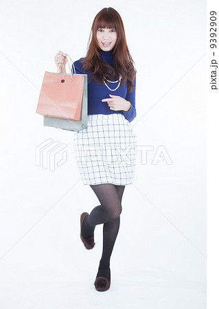 紙袋を持つ女性 紙袋を持つ女性 9392909