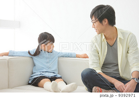 ソファでくつろぐ親子 ソファでくつろぐ親子 9392971