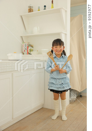 キッチンに立つ女の子 キッチンに立つ女の子 9392977