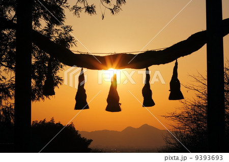 桧原神社からの二上山と夕日 桧原神社からの二上山と夕日 9393693