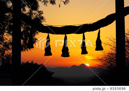 桧原神社からの二上山に沈む夕日 9393696