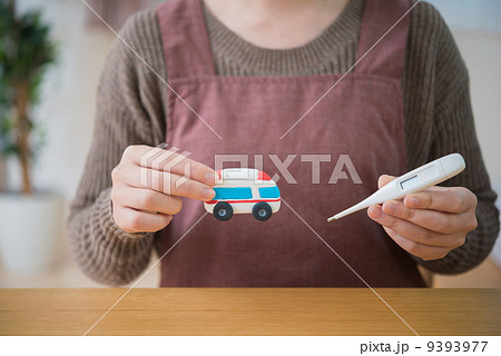 体温計と救急車 9393977