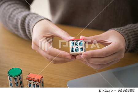 家と女性 9393989