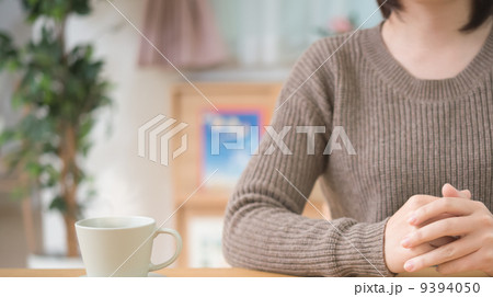 自宅の女性 自宅の女性 9394050