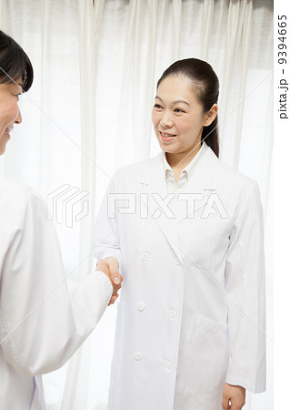 握手する白衣の女性 握手する白衣の女性 9394665