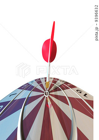的の中心にダーツの矢を当てる 9396632