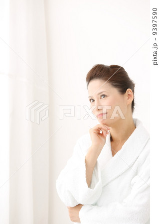 悩む女性 9397590