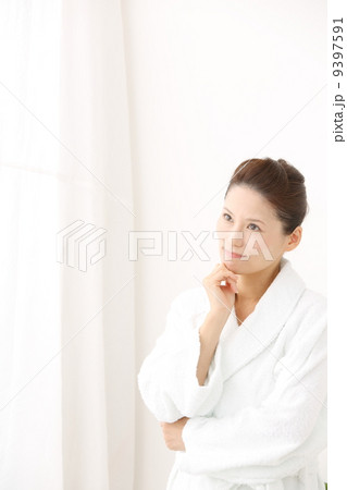 悩む女性 9397591