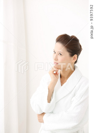 悩む女性 悩む女性 9397592